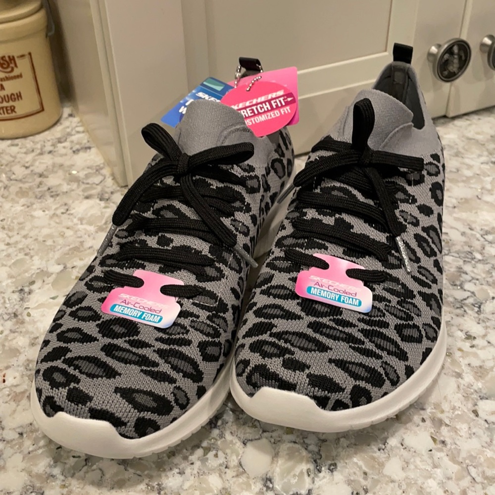 Skechers Women’s Ultra Flex Safari Tour (Gray/Black)